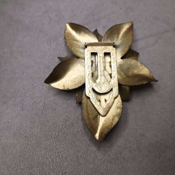 Art Deco Brass Fur Clips: Little Nemo Leaf Design, 1920s-30s - Picture 9 of 13